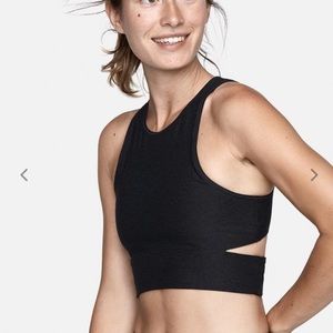 Outdoor Voices Slashback Crop In charcoal